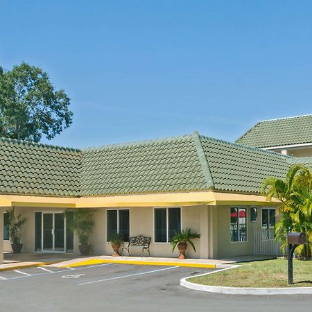 Days Inn By Wyndham Port Charlotte Town Center Экстерьер фото