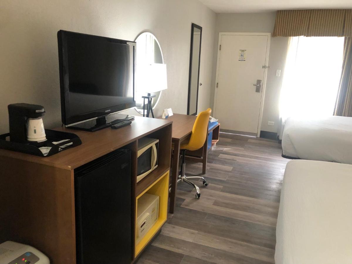 Days Inn By Wyndham Port Charlotte Town Center Экстерьер фото