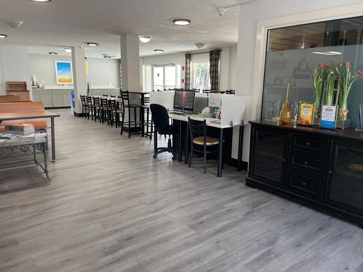 Days Inn By Wyndham Port Charlotte Town Center Экстерьер фото