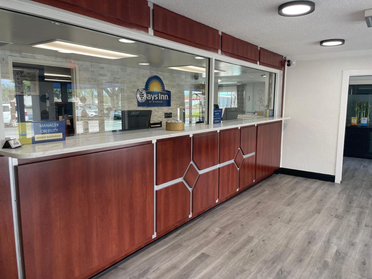 Days Inn By Wyndham Port Charlotte Town Center Экстерьер фото