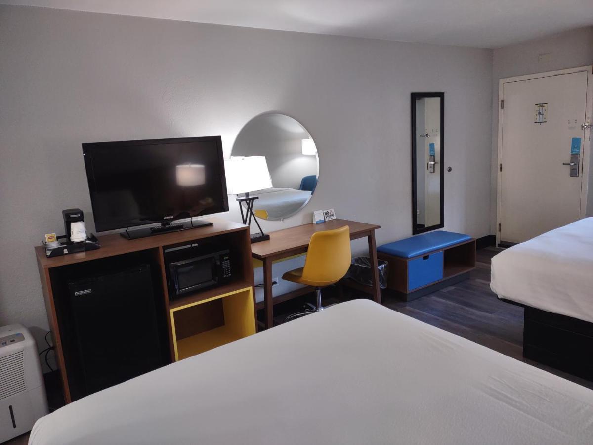 Days Inn By Wyndham Port Charlotte Town Center Экстерьер фото