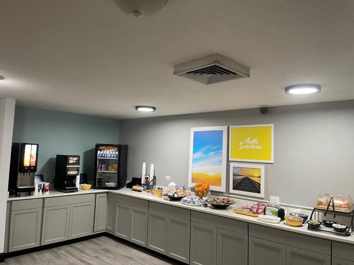 Days Inn By Wyndham Port Charlotte Town Center Экстерьер фото