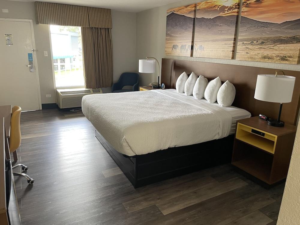 Days Inn By Wyndham Port Charlotte Town Center Экстерьер фото