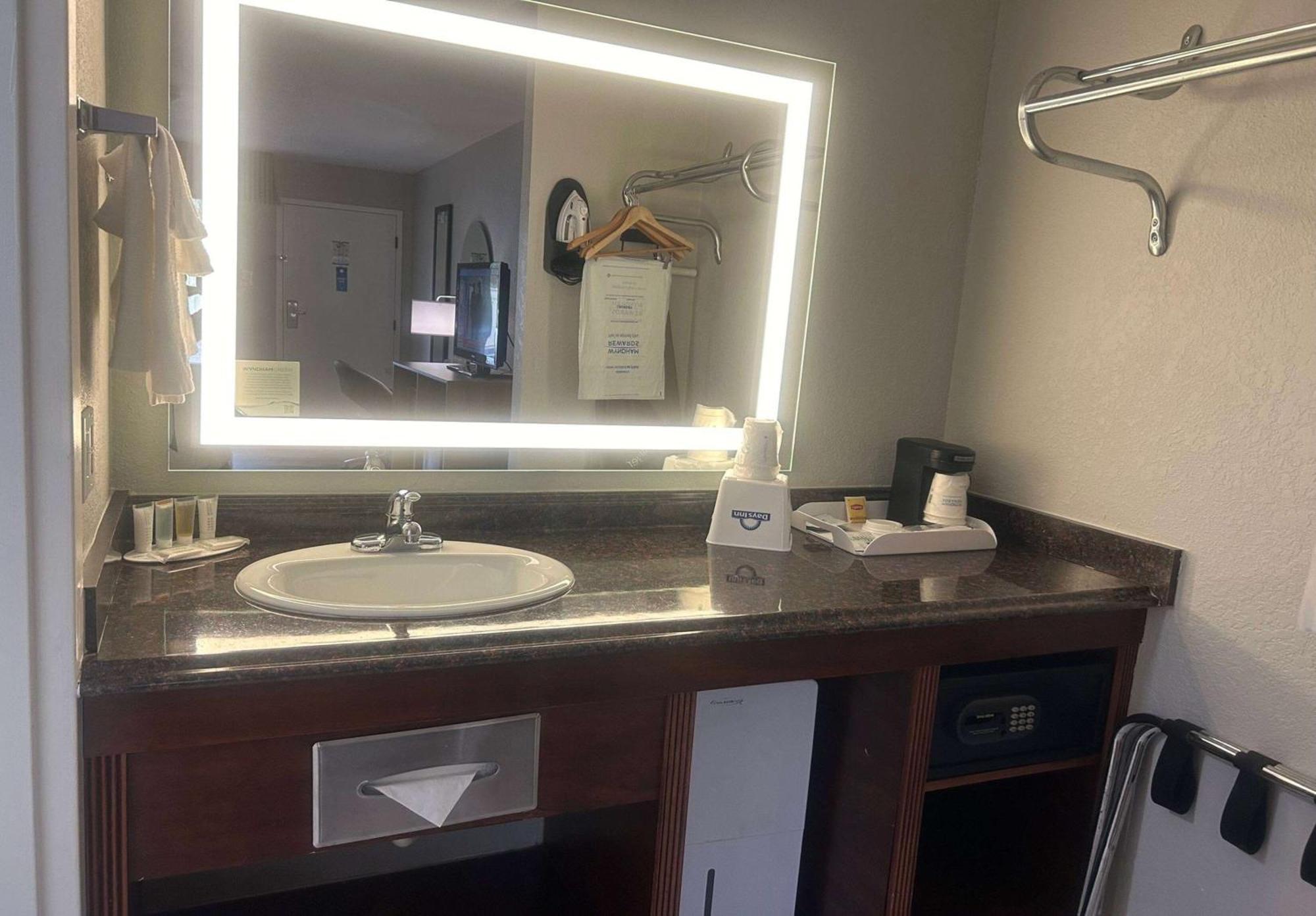 Days Inn By Wyndham Port Charlotte Town Center Экстерьер фото
