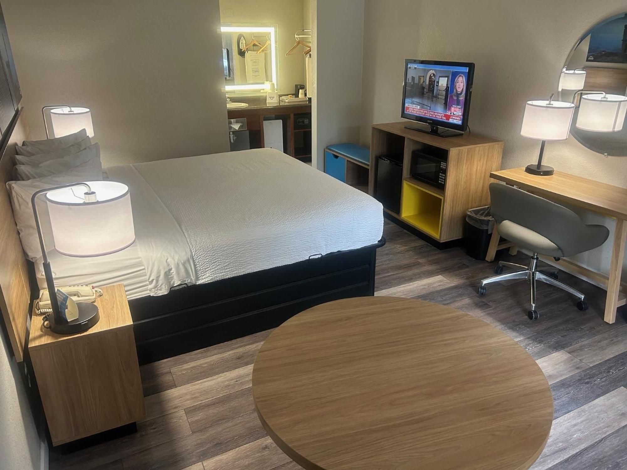 Days Inn By Wyndham Port Charlotte Town Center Экстерьер фото