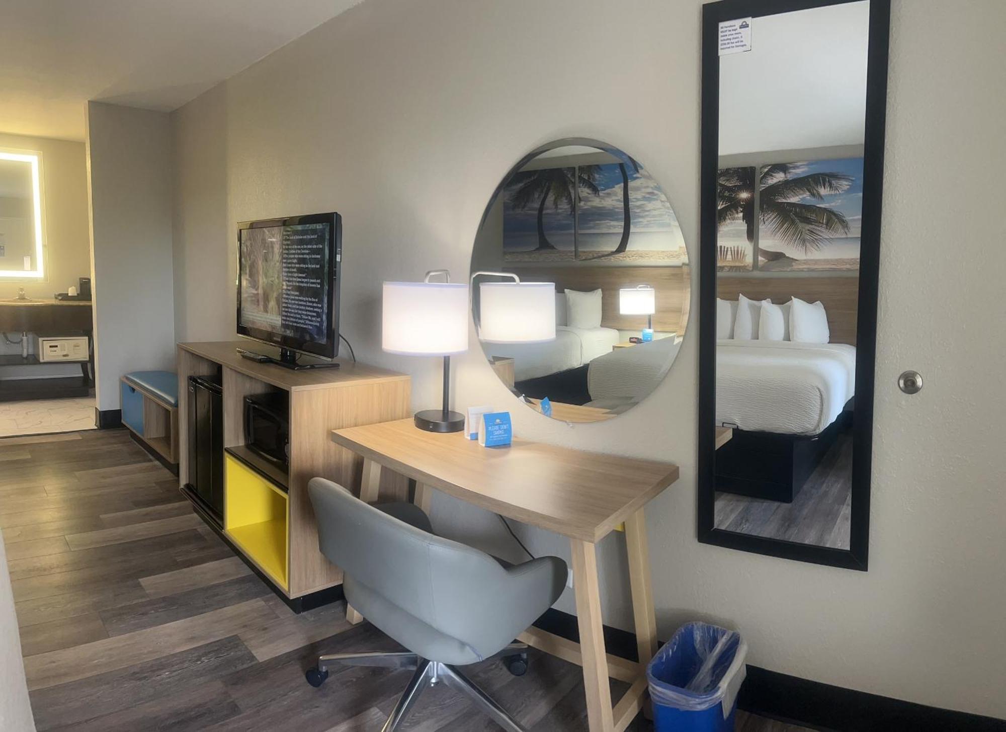 Days Inn By Wyndham Port Charlotte Town Center Экстерьер фото