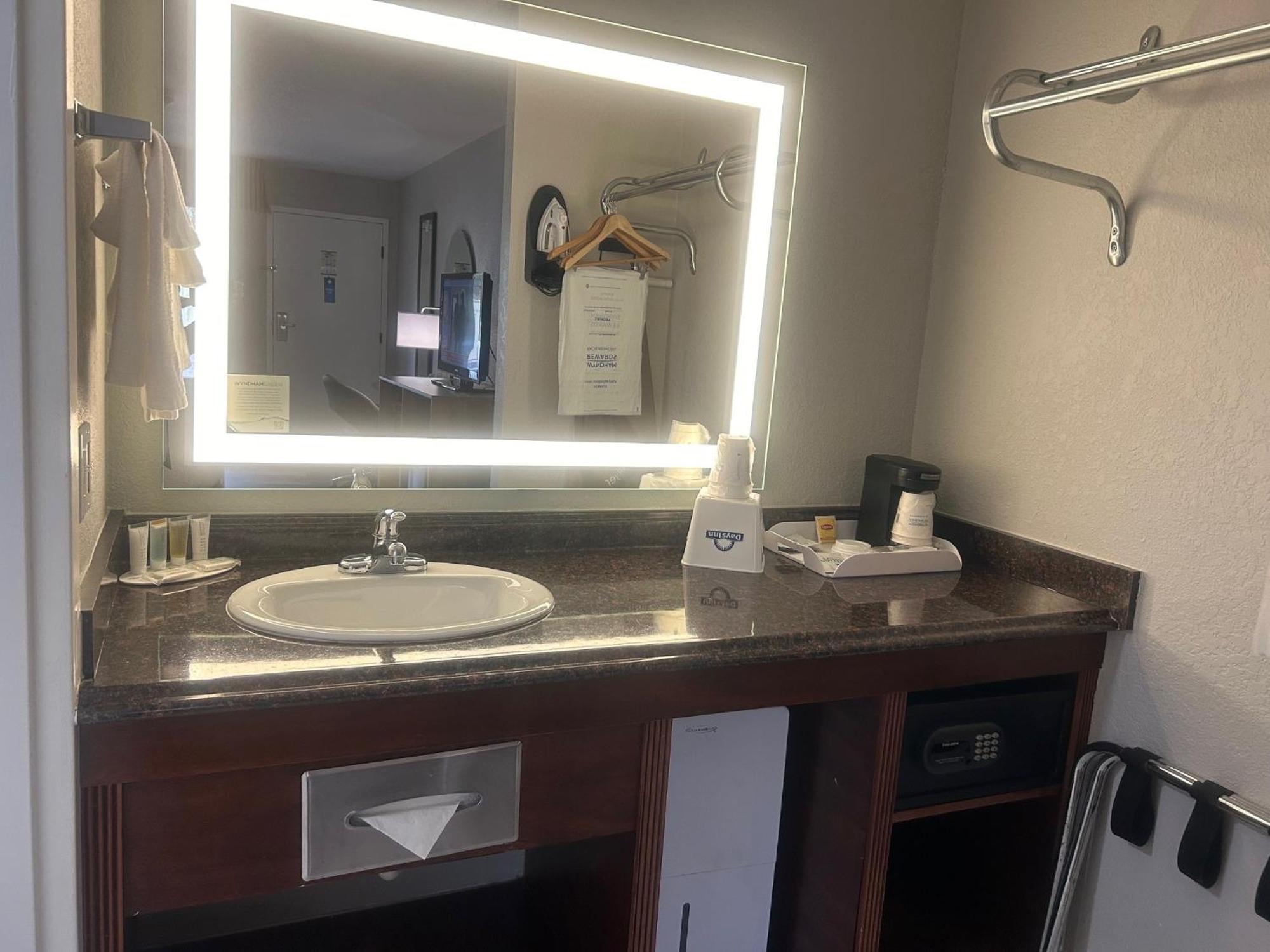 Days Inn By Wyndham Port Charlotte Town Center Экстерьер фото
