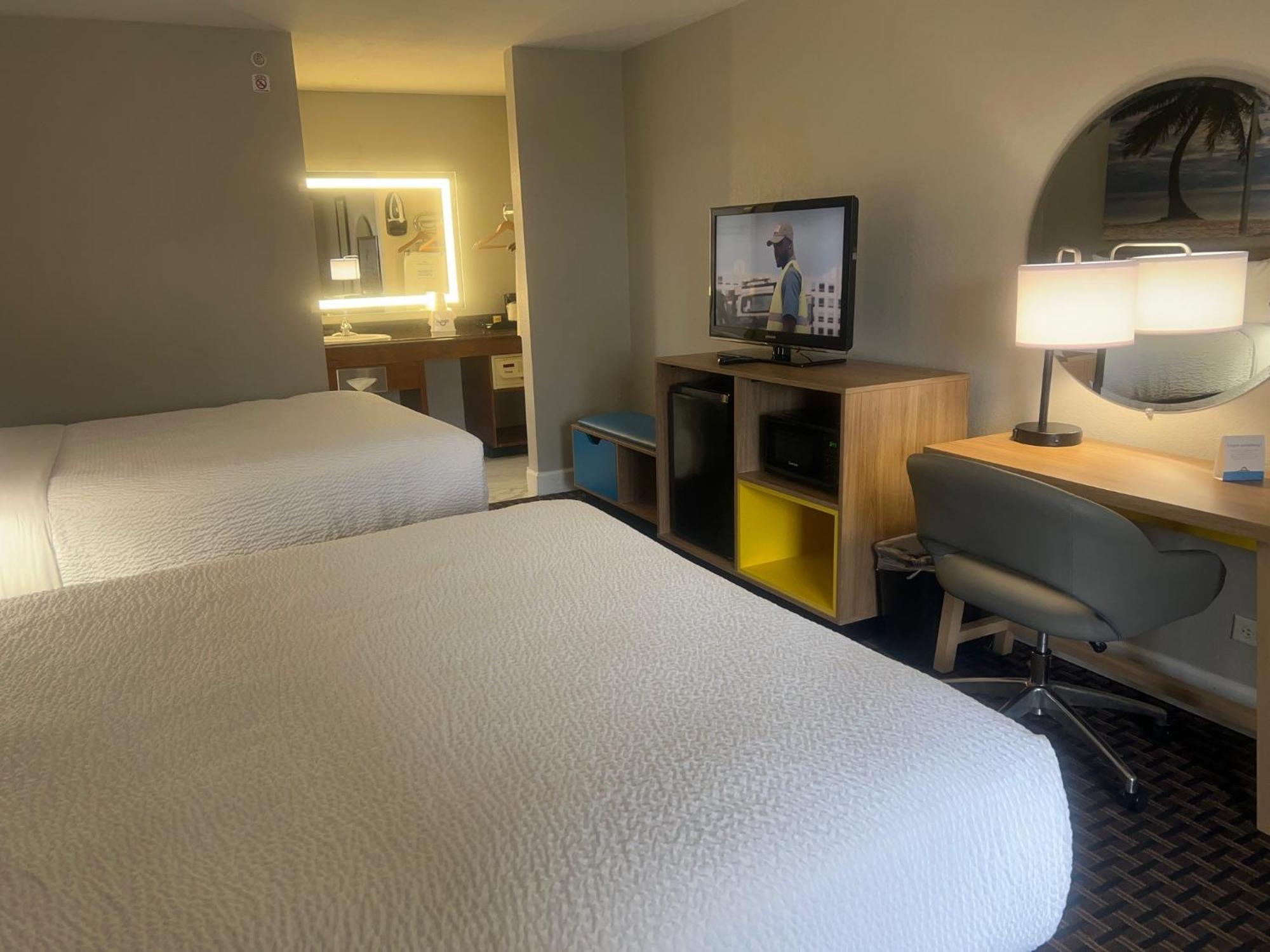 Days Inn By Wyndham Port Charlotte Town Center Экстерьер фото